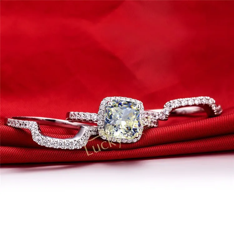Luxury Cushion Cut Solid 18K 750 White Gold 1CT Diamond Wedding Ring With Excellent 2 Side Bands Perfectly Jewelry
Luxury Cushion Cut Solid 18K 750 White Gold 1CT Diamond Wedding Ring With Excellent 2 Side Bands Perfectly Jewelry
