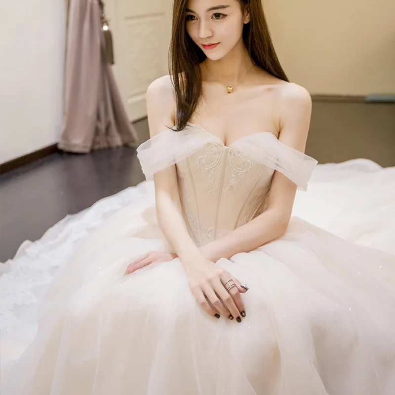 2019 New Arrival Champagne Ball Gown Wedding Dress Embroidery Appliques V Neck Tulle Bridal Gowns trouwjurk
2019 New Arrival Champagne Ball Gown Wedding Dress Embroidery Appliques V Neck Tulle Bridal Gowns trouwjurk