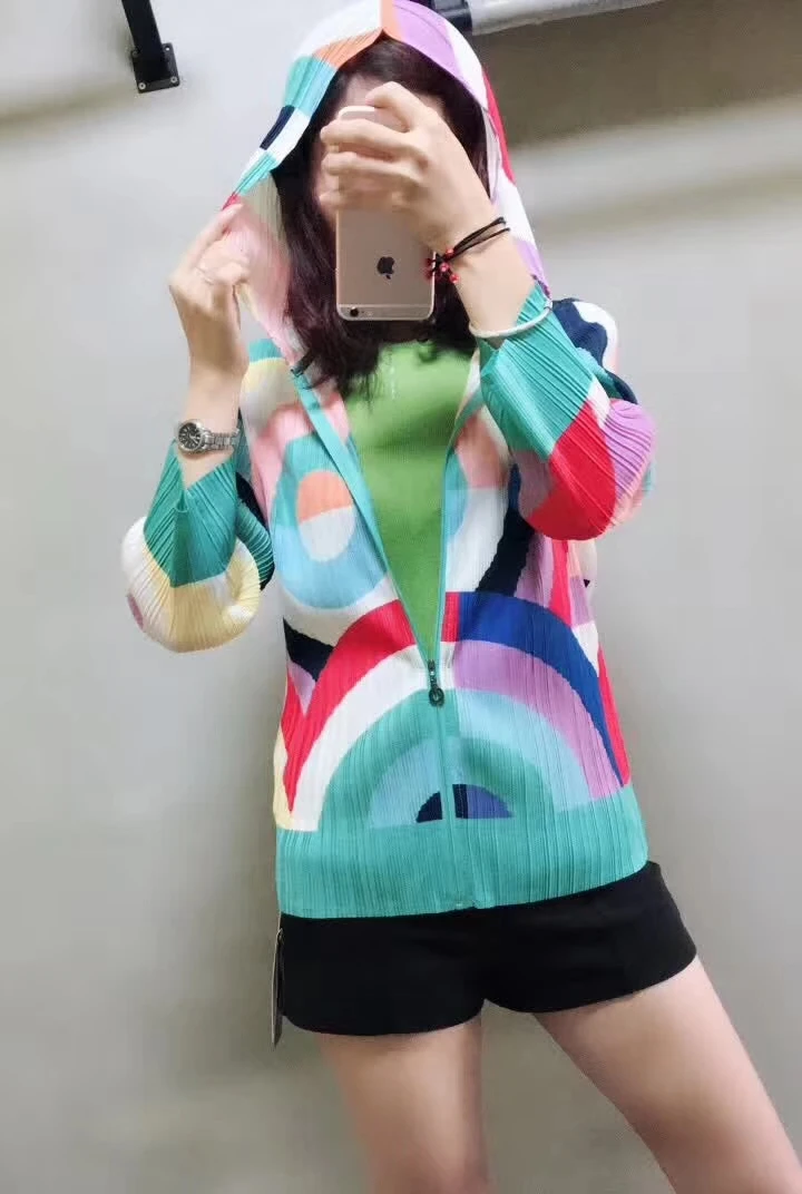 HOT SELLING Miyake fold Geometric pattern printed zipper pleated short coat hooded coat IN STOCK
HOT SELLING Miyake fold Geometric pattern printed zipper pleated short coat hooded coat IN STOCK