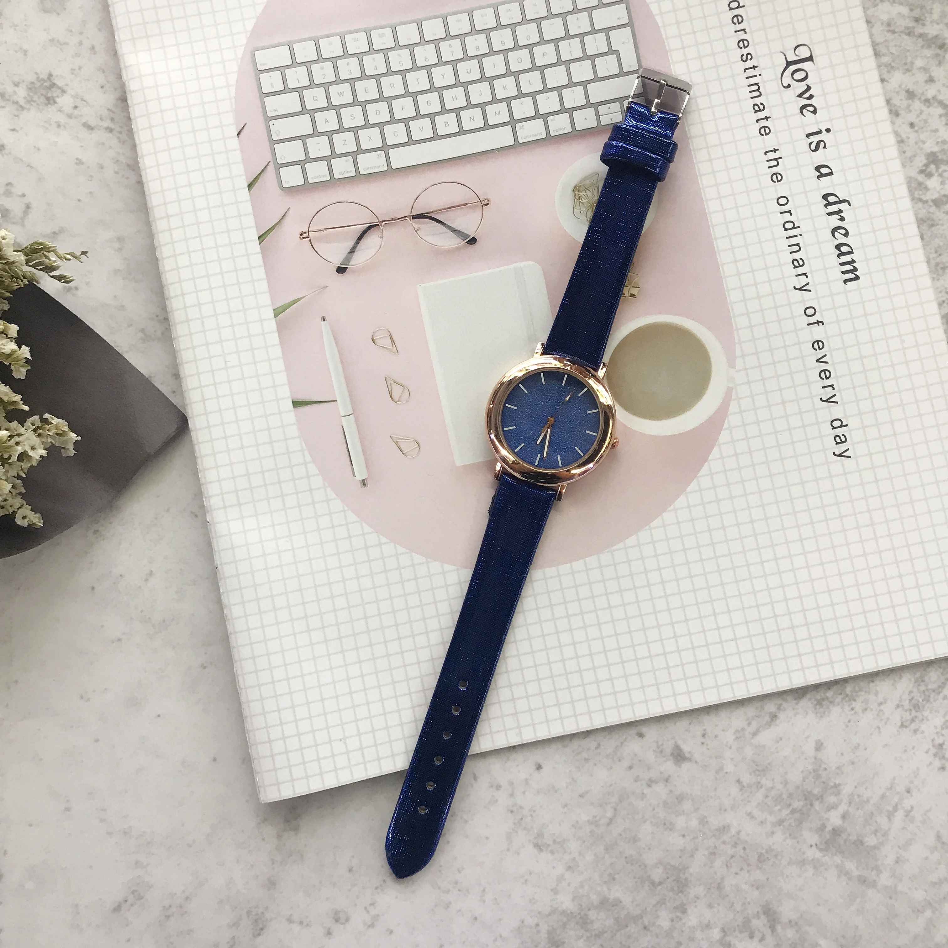 Simple atmospheric light leather strap classic fashion ladies quartz watch luxury watch women gift for women ladies watch
Simple atmospheric light leather strap classic fashion ladies quartz watch luxury watch women gift for women ladies watch