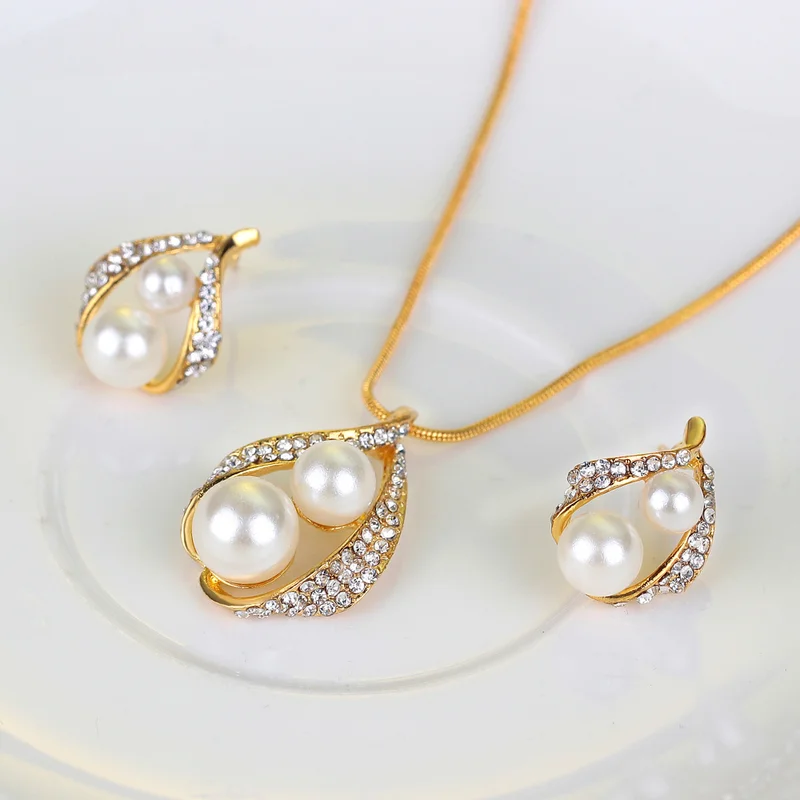 Maple2000 Europe and America Pearl Hot Sale Three-piece Lady Classic Shiny Crystal Earrings Necklace Ring Simple Fashion Set
Maple2000 Europe and America Pearl Hot Sale Three-piece Lady Classic Shiny Crystal Earrings Necklace Ring Simple Fashion Set