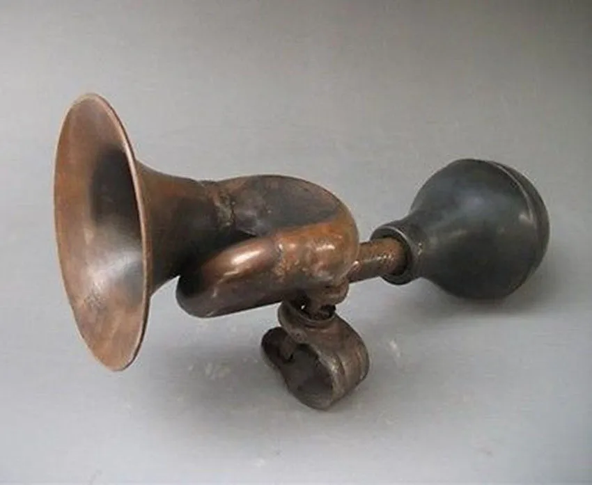 

USEFUL CHINESE OLD BRONZE COLLECTABLE HANDWORK BIKE HORN ORNAMENTS