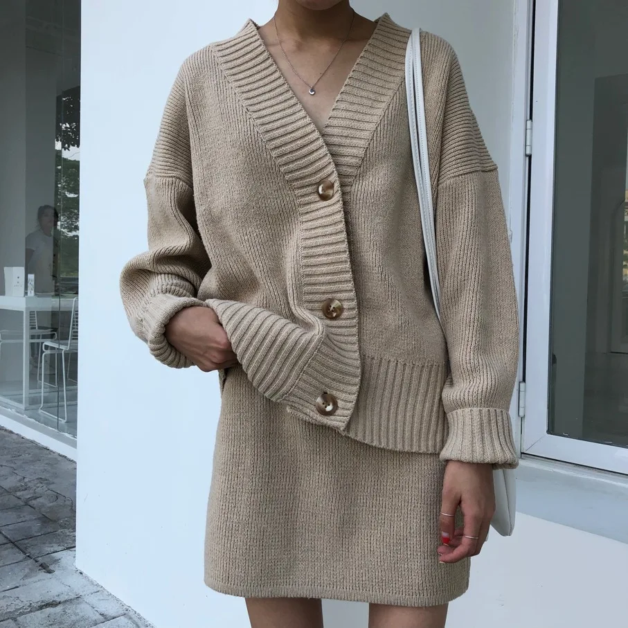 2019 Top Fashion Cotton Full Button Women's New Knit Suit Fashion Loose V-neck Sweater Cardigan + Skirt 2 Piece Female Two Set
2019 Top Fashion Cotton Full Button Women's New Knit Suit Fashion Loose V-neck Sweater Cardigan + Skirt 2 Piece Female Two Set