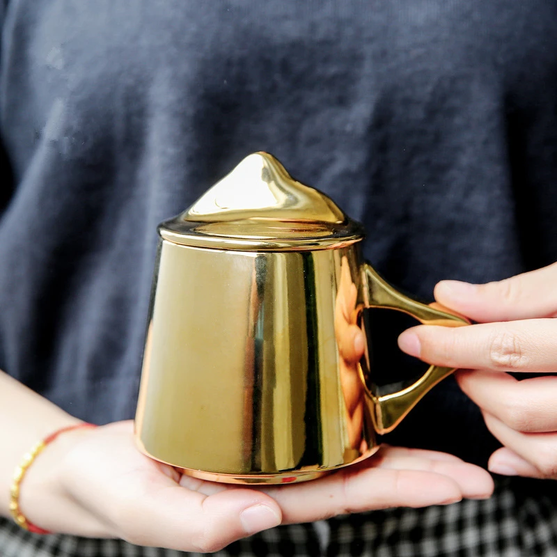 Creative Gold Plated Mountain Cups Ceramics Tea Cup Handmade Mugs with Lid Home Breakfast Afternoon Milk Mug Perfect Gifts
Creative Gold Plated Mountain Cups Ceramics Tea Cup Handmade Mugs with Lid Home Breakfast Afternoon Milk Mug Perfect Gifts