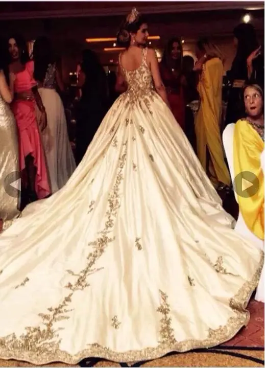 Casamento Vintage Stunning Crystal Lace Luxury Wedding Dress Empire Royal Train Bridal Dress vestido de noiva Robe De Mariage
Casamento Vintage Stunning Crystal Lace Luxury Wedding Dress Empire Royal Train Bridal Dress vestido de noiva Robe De Mariage
