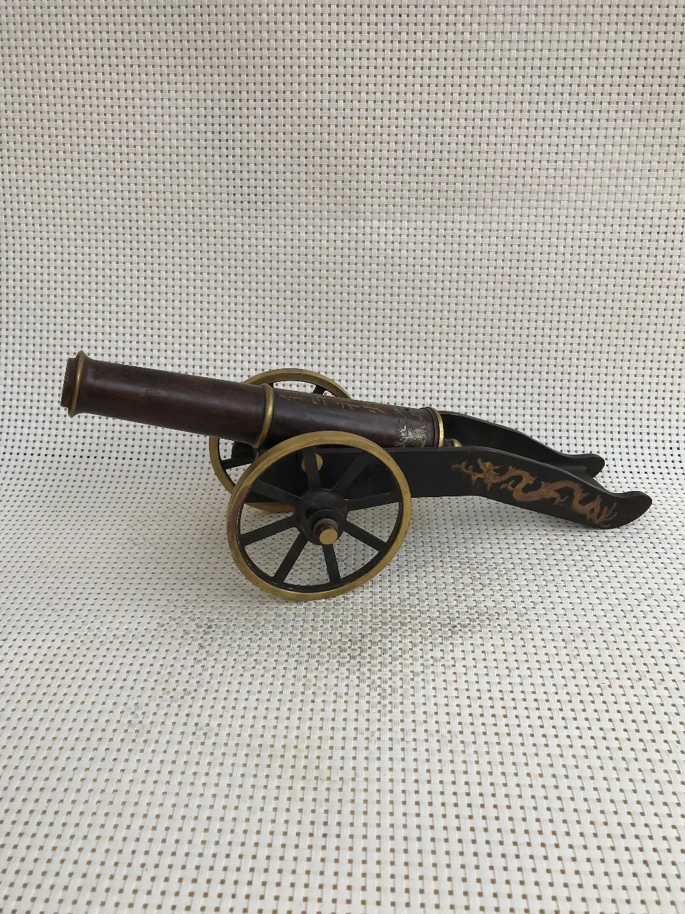 Fine antique salute decoration, domineering antique double dragon, home decoration crafts, length 11.5 inches.
Fine antique salute decoration, domineering antique double dragon, home decoration crafts, length 11.5 inches.