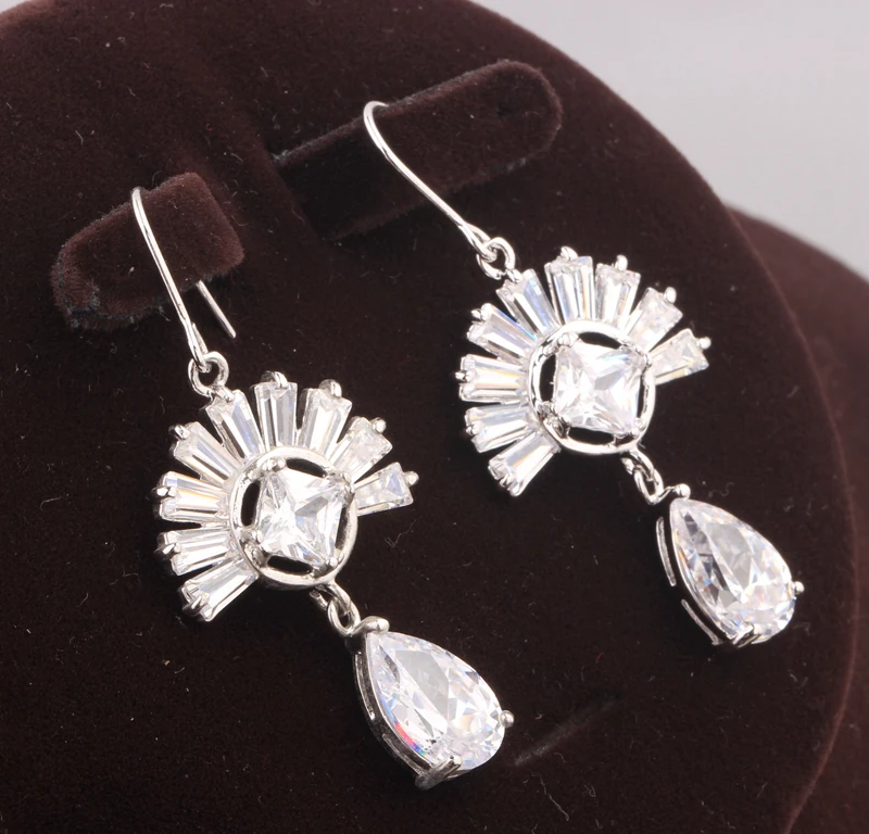 Luxurious Folding Fan Shape White Zircon Silver Plated Argent Jewelry Drop Dangle Earring S5316
Luxurious Folding Fan Shape White Zircon Silver Plated Argent Jewelry Drop Dangle Earring S5316