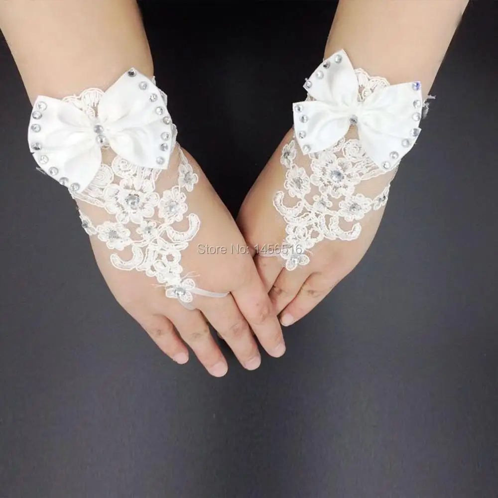 2020 Real Photo In stock bridal gloves Fingerless Applique Bow wedding accessories Short Lace wrist wedding gloves