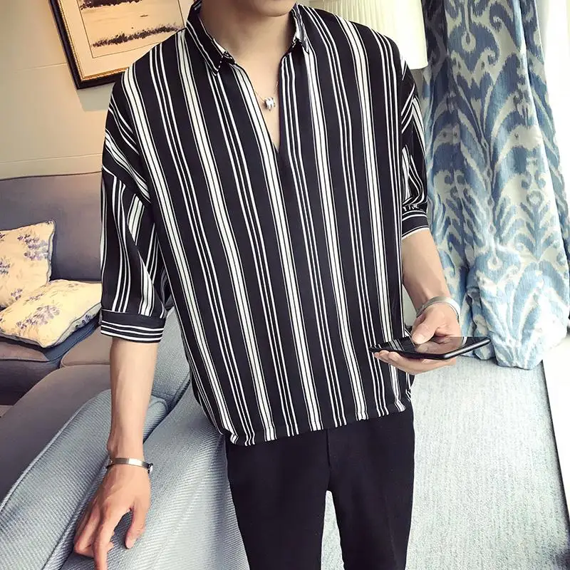 LOLDEAL Summer Five-point Sleeve Shirt Social Guy Vertical Stripes V-neck Sleeve Shirt Men's Casual Fashion Loose Shirt
LOLDEAL Summer Five-point Sleeve Shirt Social Guy Vertical Stripes V-neck Sleeve Shirt Men's Casual Fashion Loose Shirt