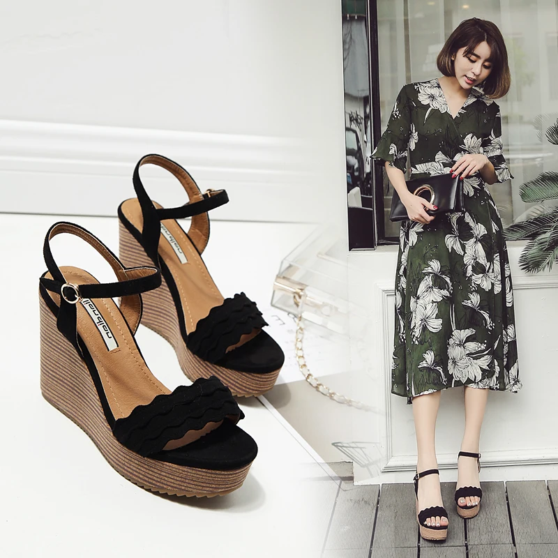 Summer new fashion wild thick-soled muffin sandals trend waterproof platform buckle high-heeled sandals.
Summer new fashion wild thick-soled muffin sandals trend waterproof platform buckle high-heeled sandals.
