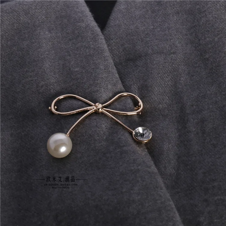 Ladies fashion design Pearl Brooch buckle shawl cardigan anti exposure pin jewelry female coat accessories
Ladies fashion design Pearl Brooch buckle shawl cardigan anti exposure pin jewelry female coat accessories