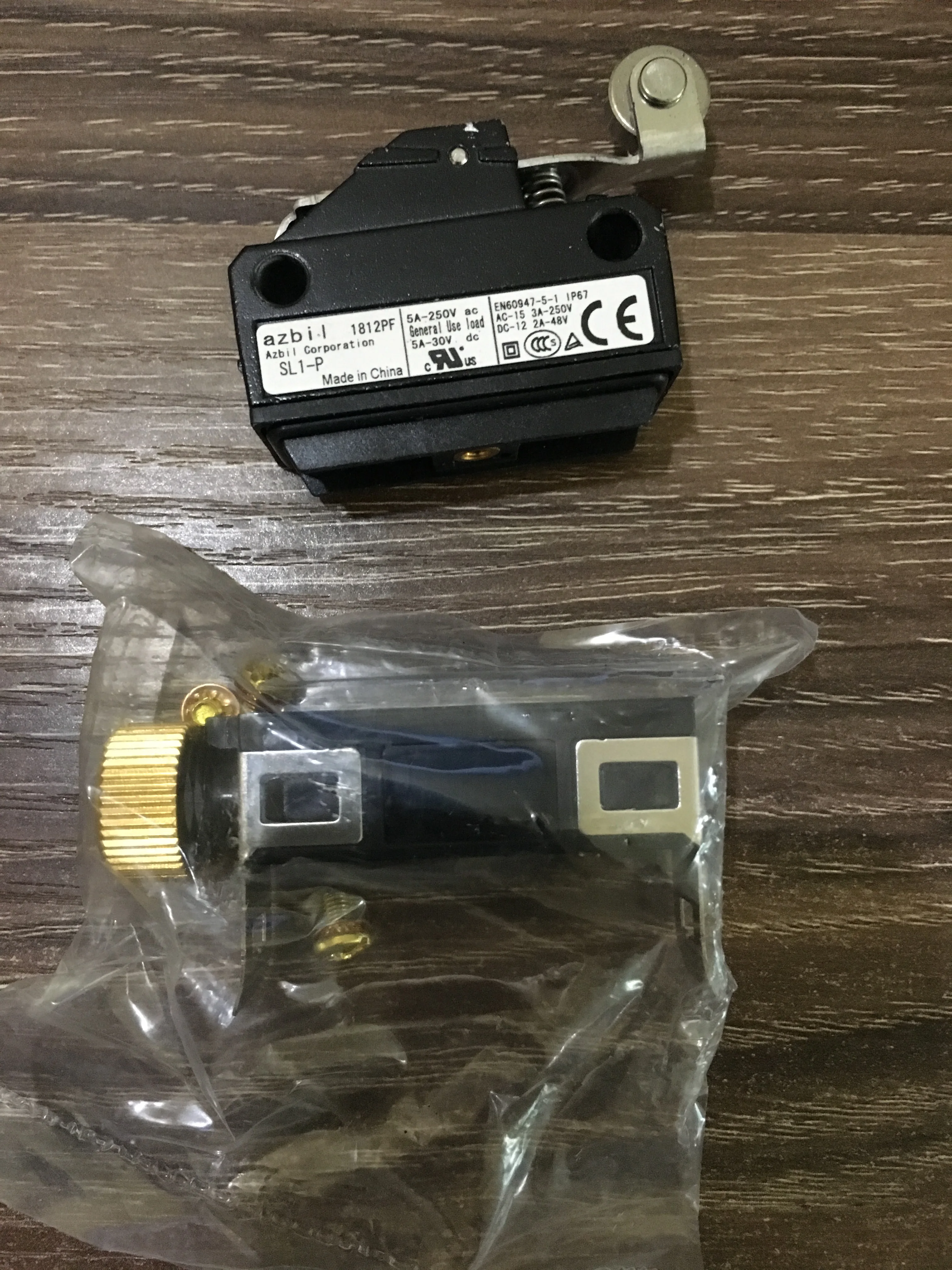 SL1-P Japan Yamatake AZBIL Микро выключатель концевой выключатель SL1 Серии A D B H E
SL1-P Japan Yamatake AZBIL Микро выключатель концевой выключатель SL1 Серии A D B H E