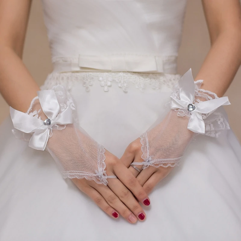 Bridal Fingerless Short Gloves Lace Floral Heart Rhinestone Bowknot Soft Wedding Accessory
Bridal Fingerless Short Gloves Lace Floral Heart Rhinestone Bowknot Soft Wedding Accessory