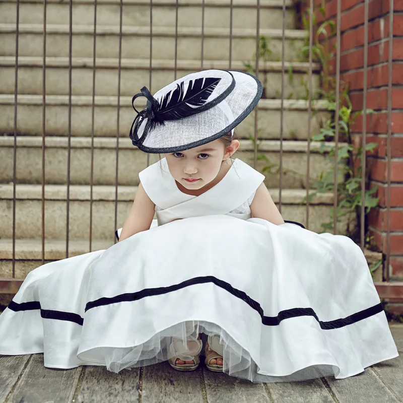 Винтажные элегантные платья для девочек белые с черной нитью и цветами без шляп