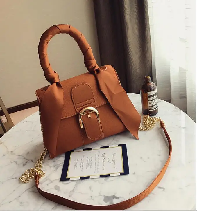 2019 New Fashion European Style Velvet Handbag PU Leather Wild Bow Portable Messenger Bag
2019 New Fashion European Style Velvet Handbag PU Leather Wild Bow Portable Messenger Bag