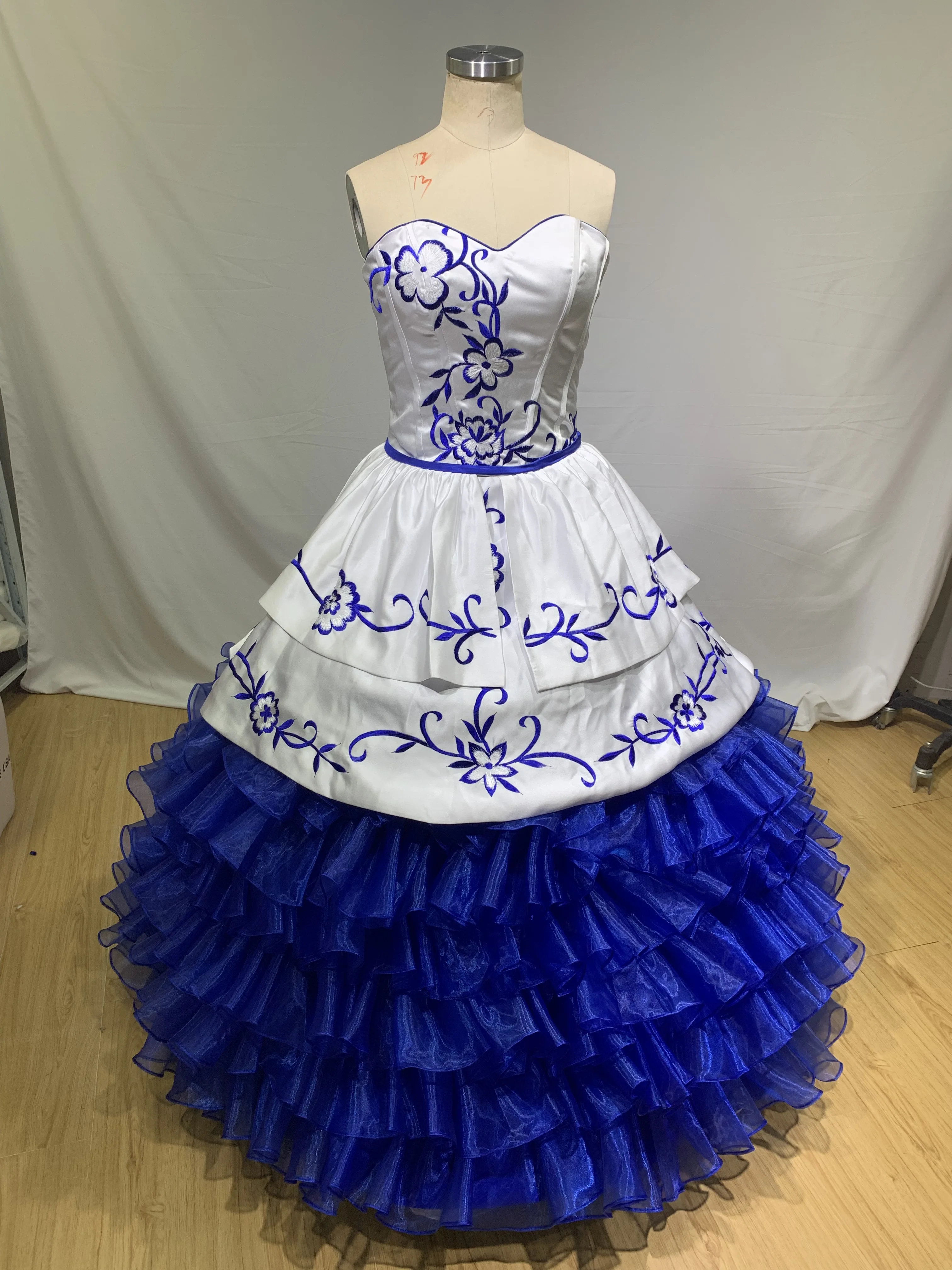 Embroidery Formal Dress Long Ball Gown Elegant Prom Dress Vestidos Debutantes 2020 Sweetheart Vintage Quinceanera Dress
Embroidery Formal Dress Long Ball Gown Elegant Prom Dress Vestidos Debutantes 2020 Sweetheart Vintage Quinceanera Dress