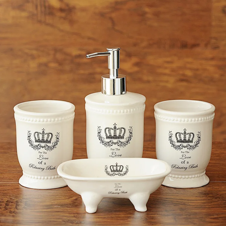 New Arrival UK Style New Fashion Crown Printing High Quality 4pcs Bathroom Set Gift Box Packing Ceramic Bathing Suit Bottle Hot
New Arrival UK Style New Fashion Crown Printing High Quality 4pcs Bathroom Set Gift Box Packing Ceramic Bathing Suit Bottle Hot