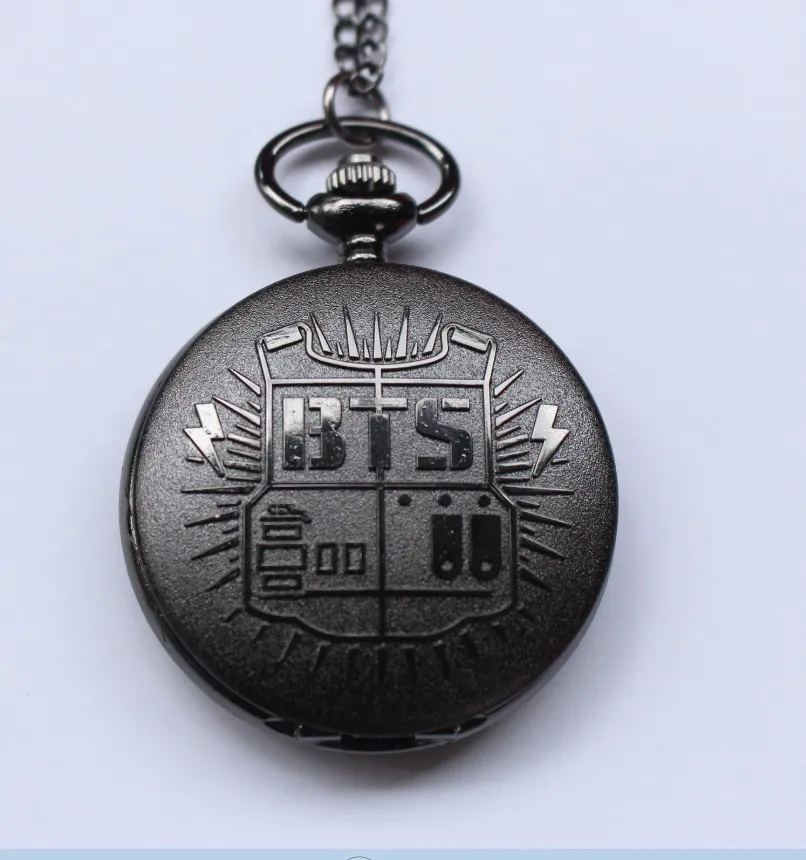 Antique BTS Quartz Pocket Watch Analog Pendant Necklace Chain Mens Womens Watches Birthday Gift relogio de bolso Black
Antique BTS Quartz Pocket Watch Analog Pendant Necklace Chain Mens Womens Watches Birthday Gift relogio de bolso Black