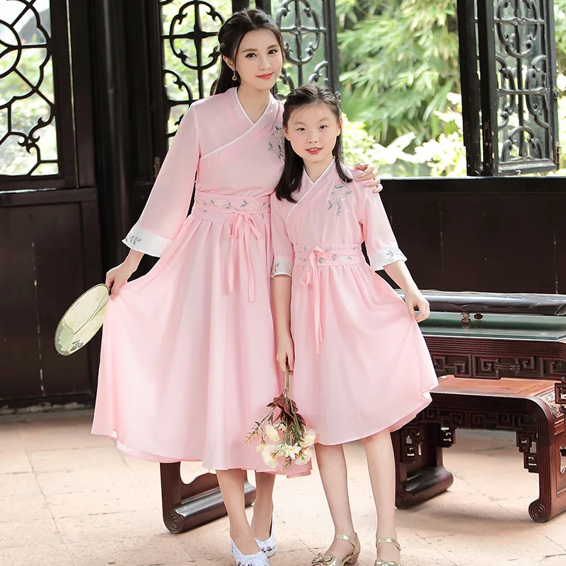 Kids party v-neck dresses bracelet sleeve chinese ancient costume hanfu clothing parent child mom and daughter matching clothes
Kids party v-neck dresses bracelet sleeve chinese ancient costume hanfu clothing parent child mom and daughter matching clothes