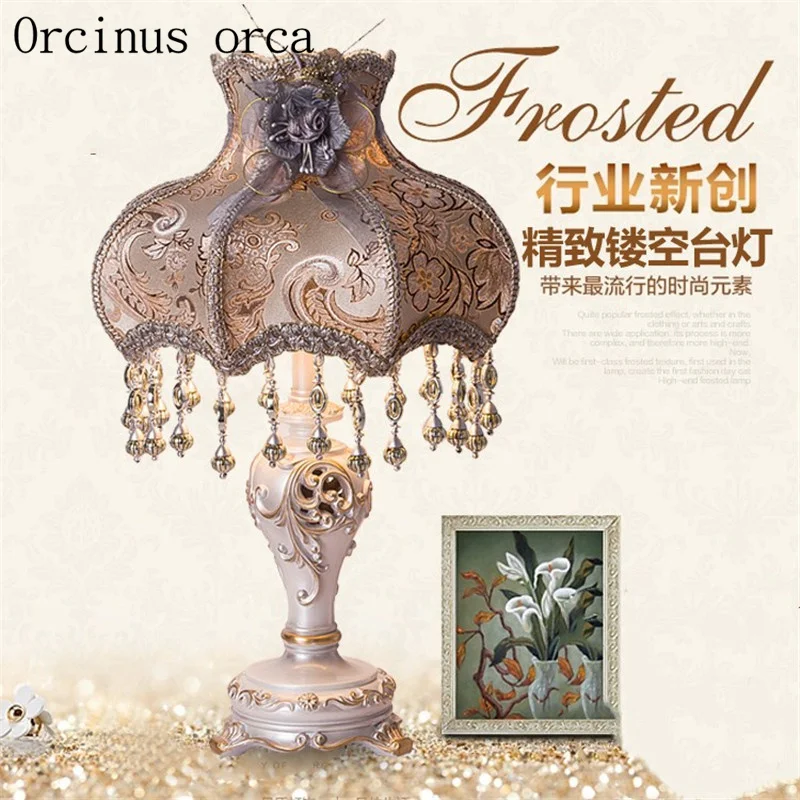 

Европейская садовая резная настольная лампа, лампа для гостиной, прикроватная лампа, креативная цветная окрашенная Роскошная искусственная лампа