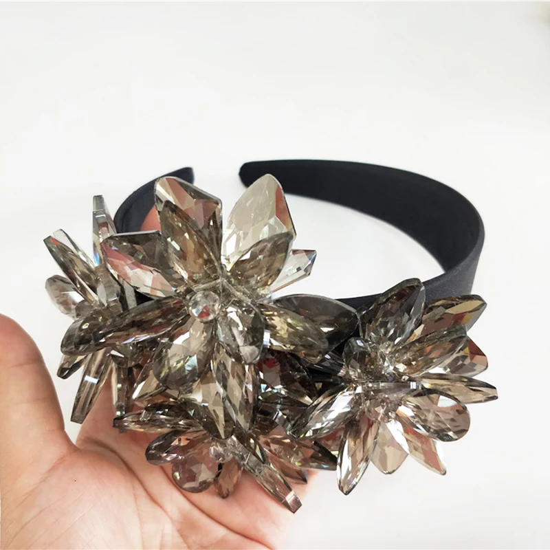 Top Quality Royal Sparkling Zircon Brides Tiaras Crown Silver Crystal Flower Bridal Hairbands Headpiece Wedding Hair Accessorie
Top Quality Royal Sparkling Zircon Brides Tiaras Crown Silver Crystal Flower Bridal Hairbands Headpiece Wedding Hair Accessorie
