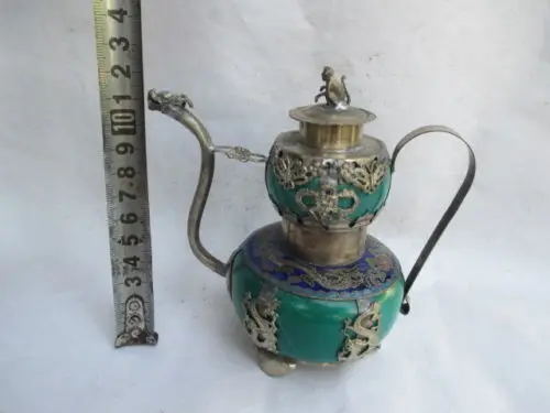 Exquisite Chinese ancient Tibetan copper dragon monkey butterfly inlaid with green ceramic teapot
Exquisite Chinese ancient Tibetan copper dragon monkey butterfly inlaid with green ceramic teapot