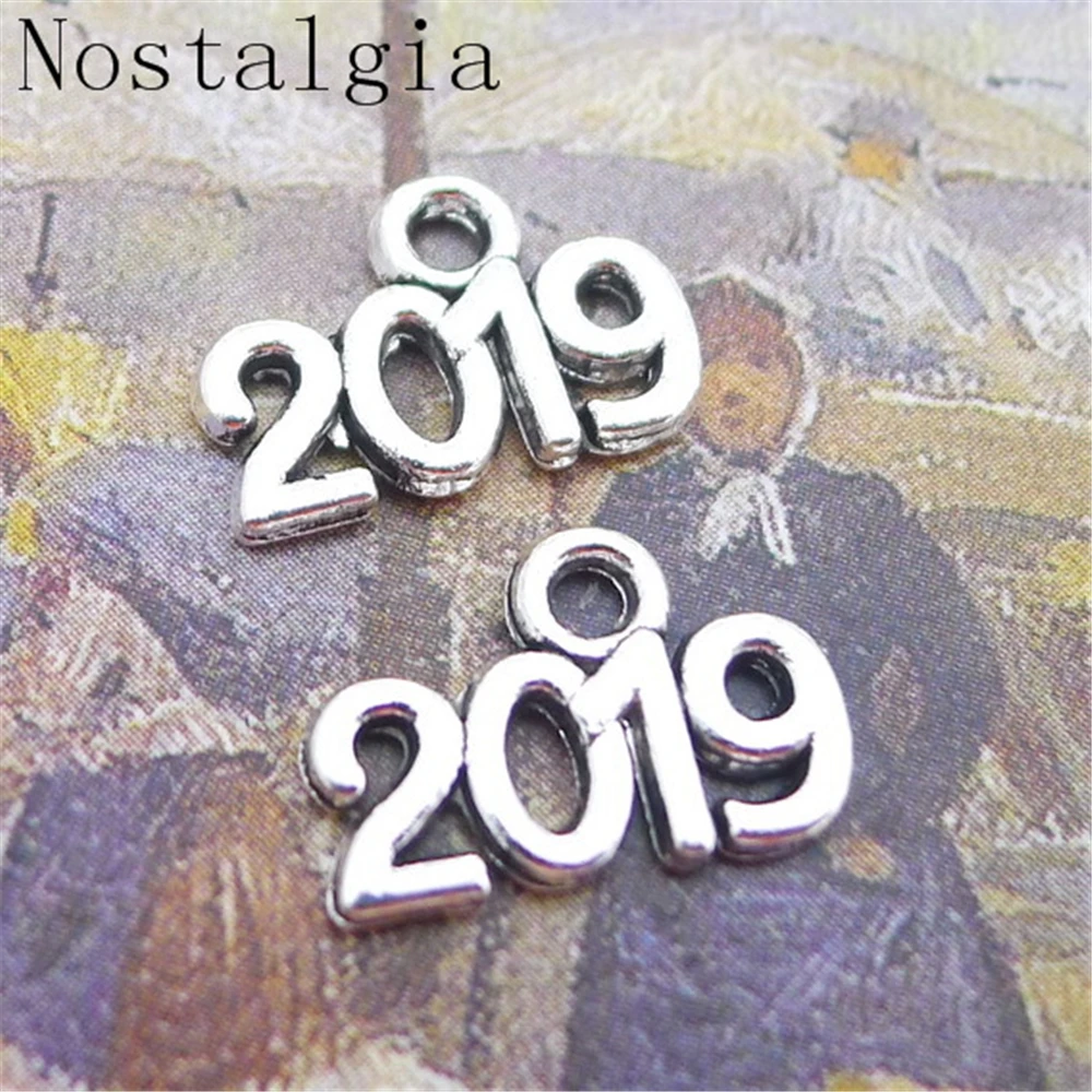 30 шт. Подвески ностальгия с цифрами года 2019 античное серебро Очаровательные Подвески Ювелирные аксессуары Diy Подвески с цифрами на год
30 шт. Подвески ностальгия с цифрами года 2019 античное серебро Очаровательные Подвески Ювелирные аксессуары Diy Подвески с цифрами на год