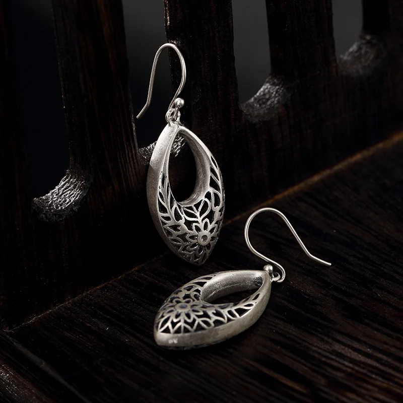 S990 fine silver hollow out retro personality joker upscale female earrings pendants wholesale sterling silver earrings
S990 fine silver hollow out retro personality joker upscale female earrings pendants wholesale sterling silver earrings
