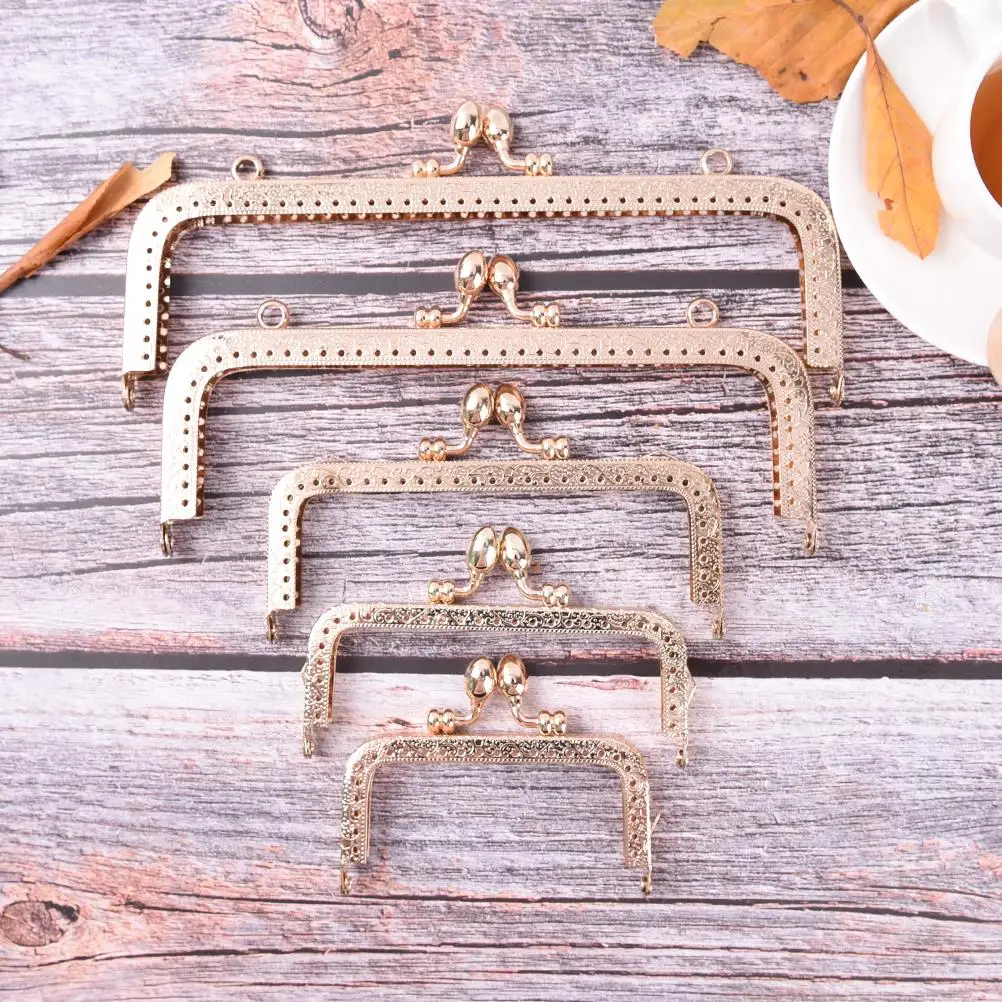 Light Gold DIY Purse Handbag Handle 6Sizes Coins Bags Metal Kiss Clasp Lock Frame 8.5/10.5/12.5/15/18/20cm For DIY Purse Bag
Light Gold DIY Purse Handbag Handle 6Sizes Coins Bags Metal Kiss Clasp Lock Frame 8.5/10.5/12.5/15/18/20cm For DIY Purse Bag