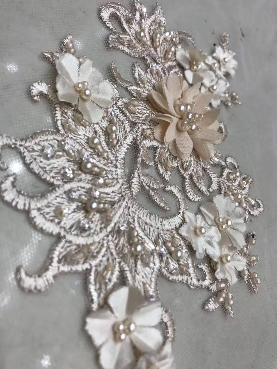 Wholesale Nigerian Lace African Lace Fabrics 3D Applique Nigerian French Lace Fabric High Quality Beaded Tulle Fabric 
Wholesale Nigerian Lace African Lace Fabrics 3D Applique Nigerian French Lace Fabric High Quality Beaded Tulle Fabric