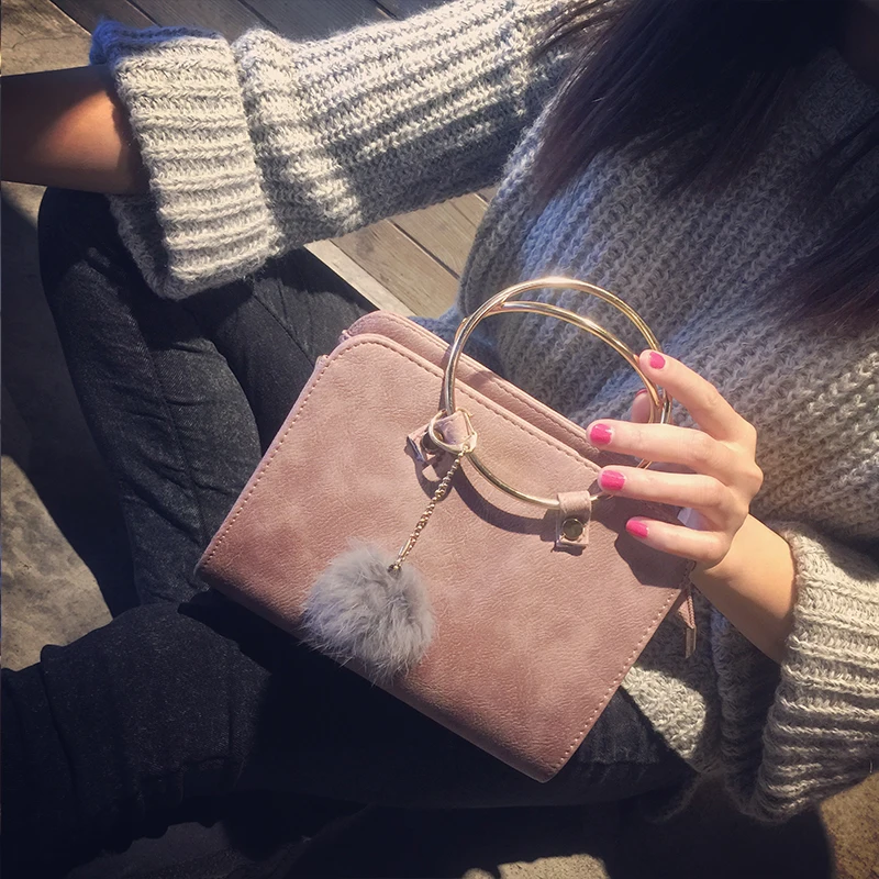 Yuhua, 2020 new woman fashion handbags, simple trend messenger bag, retro hairball flap, Korean version women bag.
Yuhua, 2020 new woman fashion handbags, simple trend messenger bag, retro hairball flap, Korean version women bag.