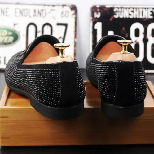 2018 New Luxury Suede men loafers black wedding party casual shoes England Moccasins Leopard Head print slippers men flats
2018 New Luxury Suede men loafers black wedding party casual shoes England Moccasins Leopard Head print slippers men flats