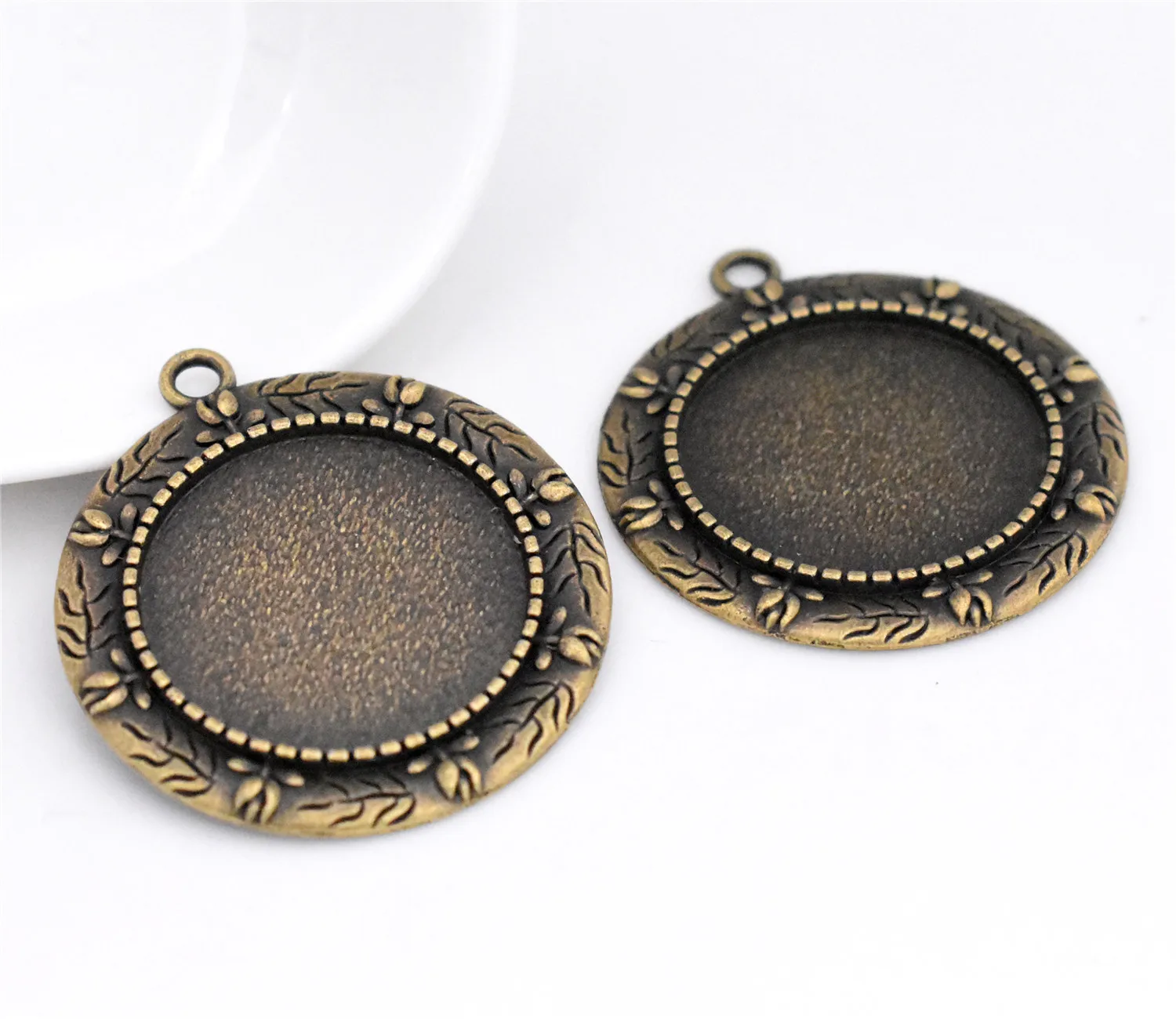 New Fashion 5pcs 25mm Inner Size Antique Bronze Plated Flower Style Cabochon Base Cameo Setting Charms Pendant-
New Fashion 5pcs 25mm Inner Size Antique Bronze Plated Flower Style Cabochon Base Cameo Setting Charms Pendant-