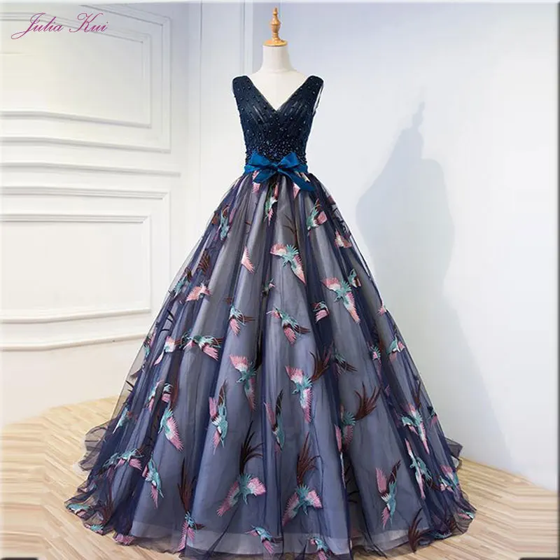 Julia Kui Unique Lace V-Neck Ball Gown Quinceanera Dresses Beading Pearls Sleeveless Lace Up With Bow Elegant Formal Dresses
Julia Kui Unique Lace V-Neck Ball Gown Quinceanera Dresses Beading Pearls Sleeveless Lace Up With Bow Elegant Formal Dresses
