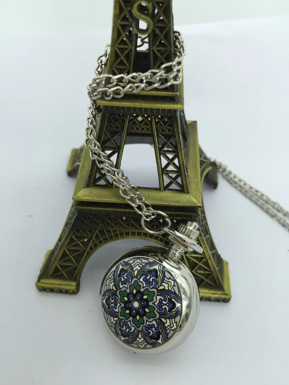 Good quality Fashion quartz flowers pendant Flip the mirror woman and girl pendant Necklace pocket watches
Good quality Fashion quartz flowers pendant Flip the mirror woman and girl pendant Necklace pocket watches