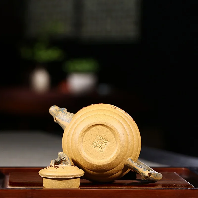 240ML Famous Artists Manual Teapot Yixing Ore Purple Clay Segment Mud Ceramic Tea Pot Unique Exterior Black Tea Kettle Art Gifts
240ML Famous Artists Manual Teapot Yixing Ore Purple Clay Segment Mud Ceramic Tea Pot Unique Exterior Black Tea Kettle Art Gifts