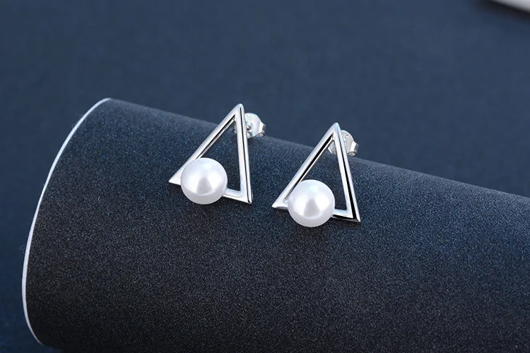 Hot Sell 2017 New Fashion Pearl Triangle Design 925 Sterling Silver Stud Earrings for Women Jewelry Gift Wholesale Drop Shipping
Hot Sell 2017 New Fashion Pearl Triangle Design 925 Sterling Silver Stud Earrings for Women Jewelry Gift Wholesale Drop Shipping
