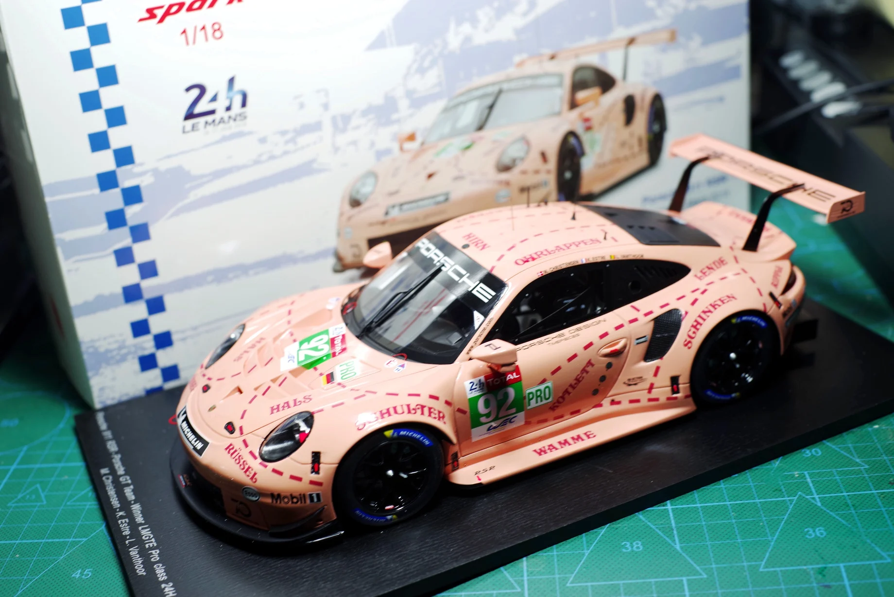 

SPARK 1/18 2018 Le Mans GT Diecast Metal Car model PorscheDAL 911 RSR #92 Pink Alloy car model toy With Original Box