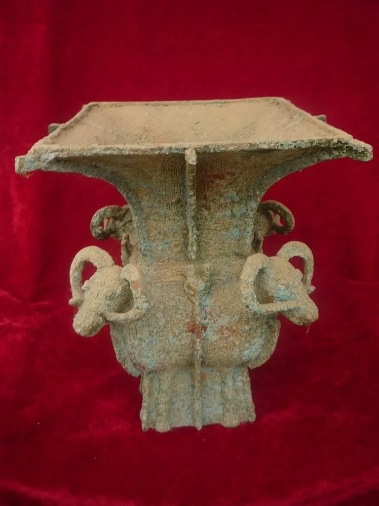 Unearthed Ming Dynasty Old Bronze zun wine vessel with the heads of four goats , Free shipping
Unearthed Ming Dynasty Old Bronze zun wine vessel with the heads of four goats , Free shipping