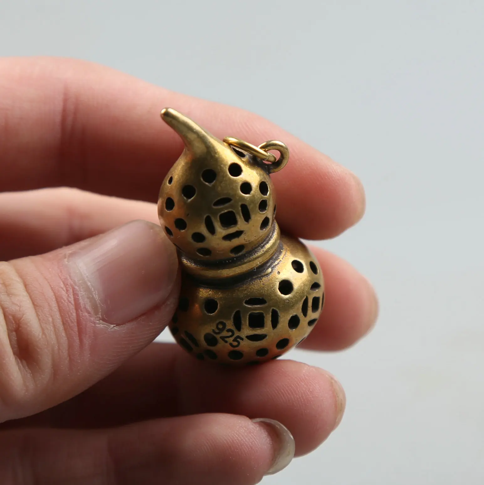 44MM/1.7" Collect Curio Rare Chinese Fengshui Bronze Exquisite Lotus Flower Hollow Out Money Cucurbit Gourd Pendant Statue 18g
44MM/1.7" Collect Curio Rare Chinese Fengshui Bronze Exquisite Lotus Flower Hollow Out Money Cucurbit Gourd Pendant Statue 18g