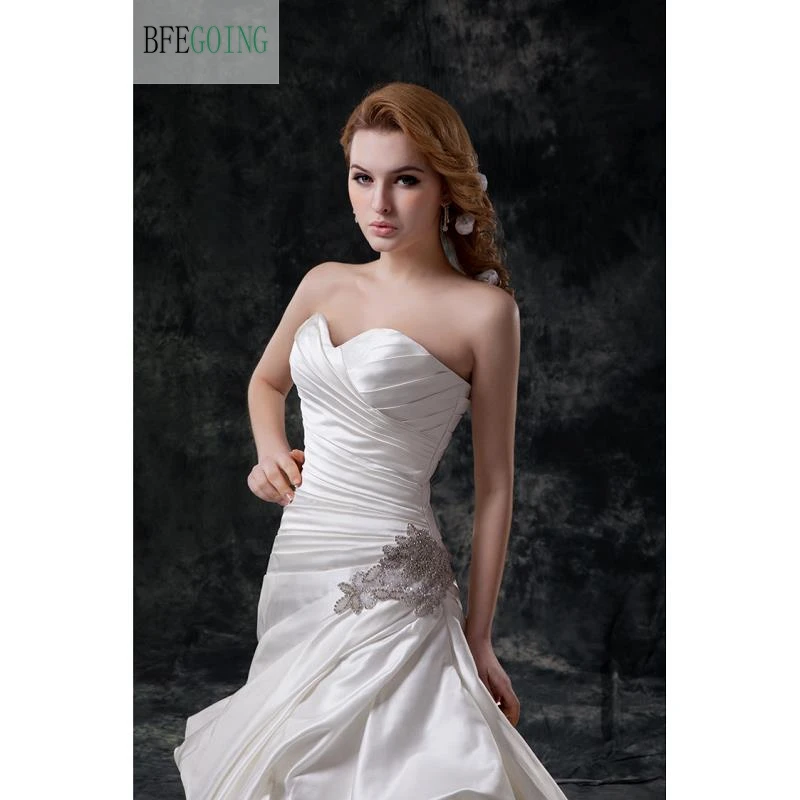 Ivory Satin Sleeveless Beading Sweetheart Floor-Length A-line Wedding Dresses Chapel Train Real/Original Photos Custom made
Ivory Satin Sleeveless Beading Sweetheart Floor-Length A-line Wedding Dresses Chapel Train Real/Original Photos Custom made
