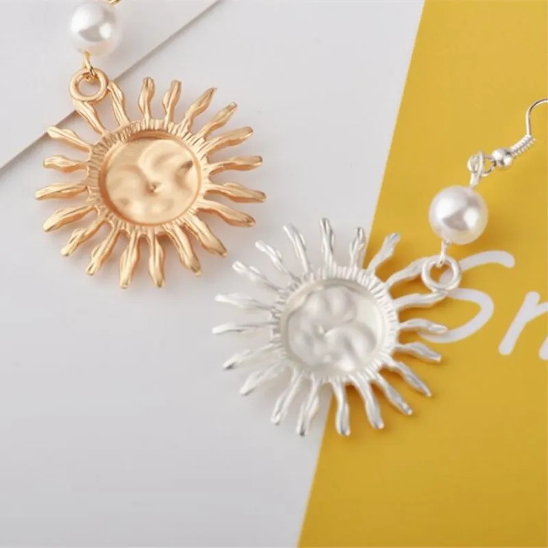 EM038 Women Earrings Lovely Sun Smiling Face Imitation Pearl Metal Dangle Earrings Jewelry Wholesale
EM038 Women Earrings Lovely Sun Smiling Face Imitation Pearl Metal Dangle Earrings Jewelry Wholesale