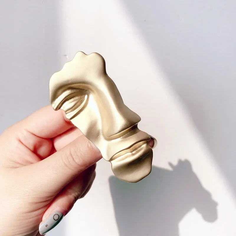 LUBOV Half Human Face Brooches Personality Brooches Exaggerated Brooches Women Gold Color Metal Western Accessories Pins 2019
LUBOV Half Human Face Brooches Personality Brooches Exaggerated Brooches Women Gold Color Metal Western Accessories Pins 2019
