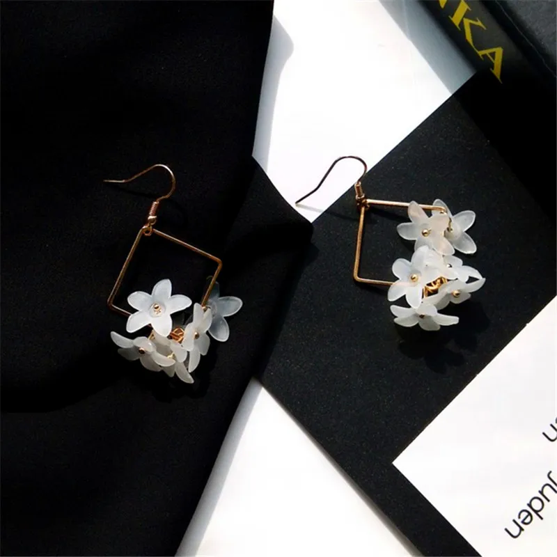 Temperament melting flower pendant geometric contracted joker pendant earrings earrings female fashion girl students 
Temperament melting flower pendant geometric contracted joker pendant earrings earrings female fashion girl students