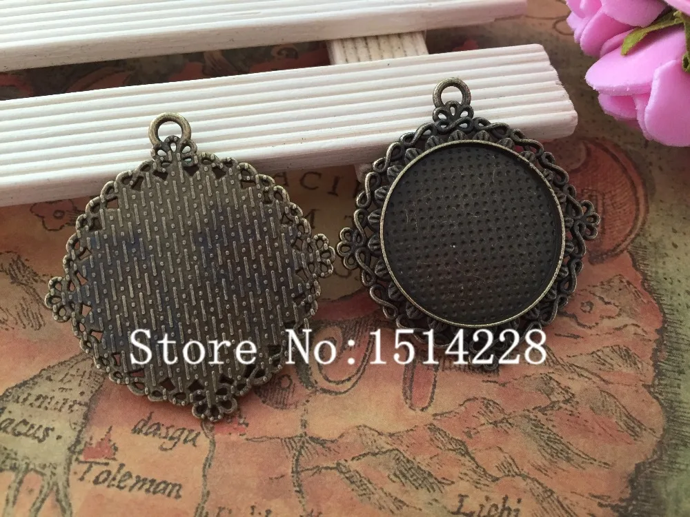 Free shipping!20pcs/lot.Antique Bronze Metal lacework Cabochon Settings Jewelry Pendant Tray(inner Size 25mm)
Free shipping!20pcs/lot.Antique Bronze Metal lacework Cabochon Settings Jewelry Pendant Tray(inner Size 25mm)