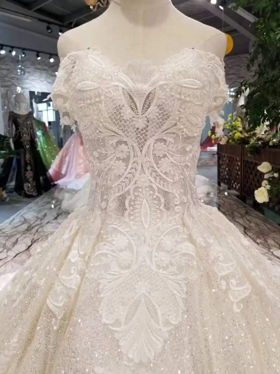 New Luxurious Lace Appliques Beaded Crystals V Neck Puffy Wedding Gown Champange Wedding Dress Wave Skirt 3D Flower Bridal Dress
New Luxurious Lace Appliques Beaded Crystals V Neck Puffy Wedding Gown Champange Wedding Dress Wave Skirt 3D Flower Bridal Dress