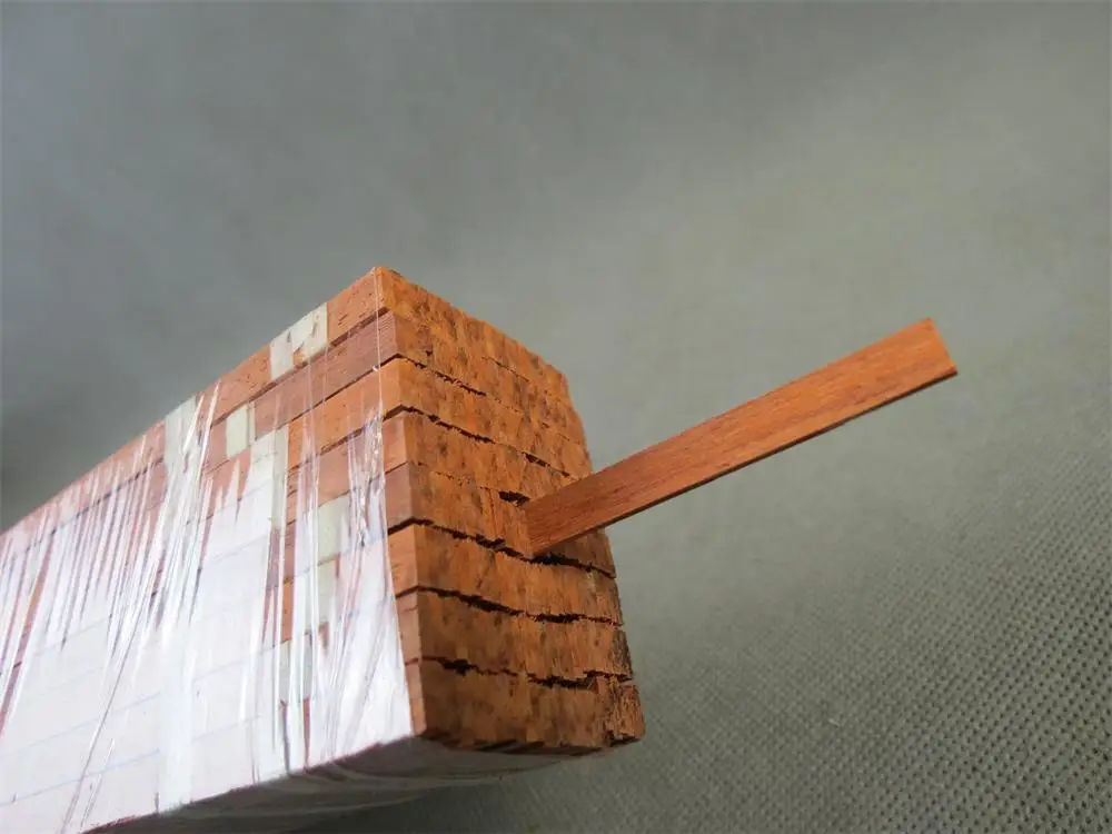 40 полосок LUTHIER с фигурной строчкой, размеры 6 мм x 1,5 мм толщиной и 810 мм длиной
40 полосок LUTHIER с фигурной строчкой, размеры 6 мм x 1,5 мм толщиной и 810 мм длиной