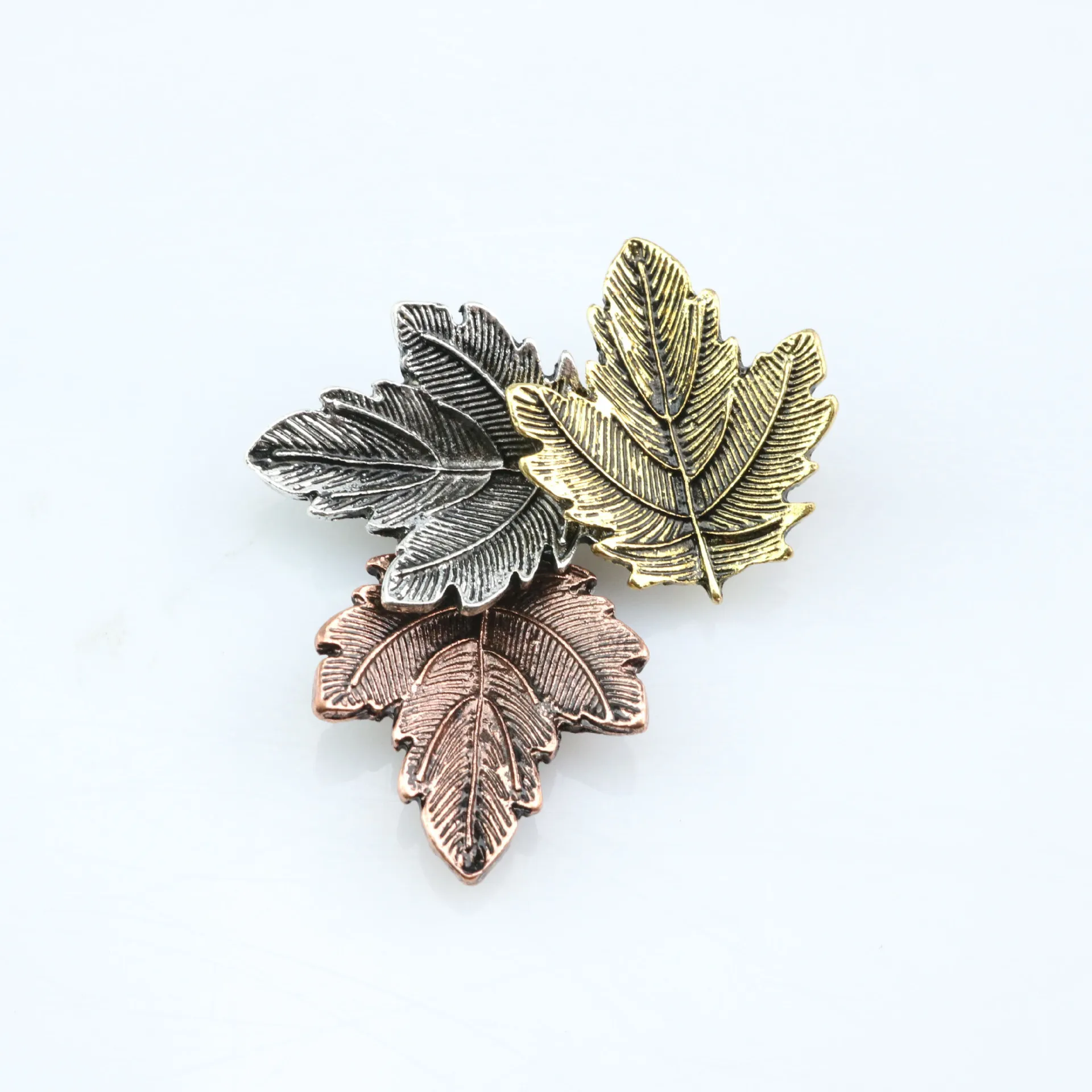 Vintage Three-color Maple Tree Leaves Christmas Brooches Collar Needle Brooch Pin Simple Fashion Gift Womens Accessories Jewelry
Vintage Three-color Maple Tree Leaves Christmas Brooches Collar Needle Brooch Pin Simple Fashion Gift Womens Accessories Jewelry