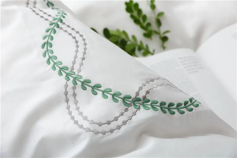 2017 4-Pieces White Embroidery Luxury Bedding Set Queen King Size hotel Bed Set Egyptian cotton Duvet Cover Bed Sheet 28
2017 4-Pieces White Embroidery Luxury Bedding Set Queen King Size hotel Bed Set Egyptian cotton Duvet Cover Bed Sheet 28