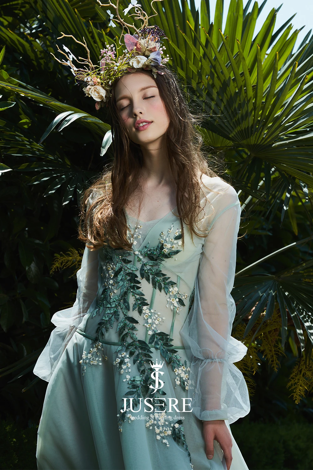 Vintage Green Soft Tulle Long Bell Sleeves Beaded Lace Appliques Nature Inspiration Evening Dress
Vintage Green Soft Tulle Long Bell Sleeves Beaded Lace Appliques Nature Inspiration Evening Dress